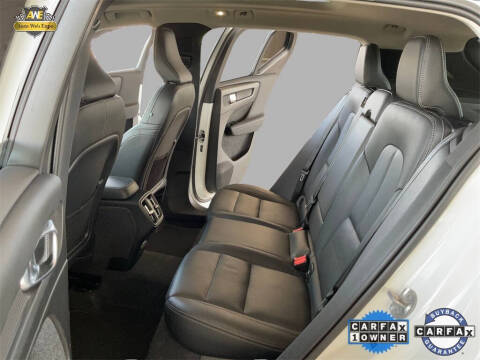 2024 Volvo XC40 B5 Plus Dark Theme