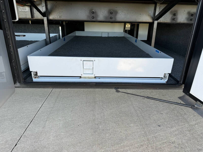 2012 Newmar Dutchstar 4354 ,  450hp, King Bed