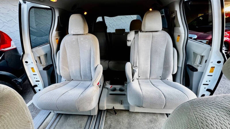 2014 Toyota Sienna LE 8-Passenger