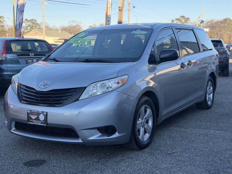 2016 Toyota Sienna LE's photo