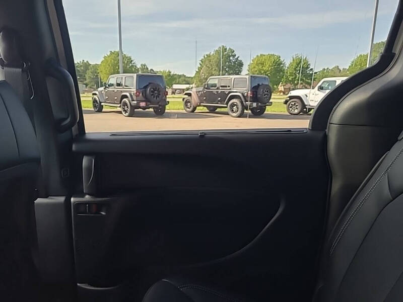 2025 Chrysler Pacifica Select