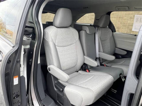 2022 Toyota Sienna LE 8-Passenger