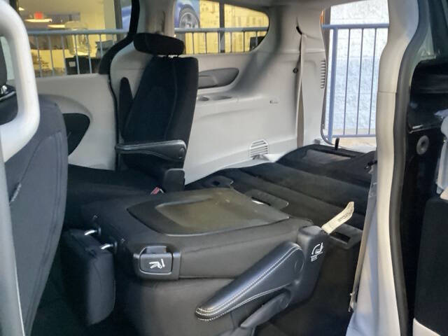 2023 Chrysler Voyager LX