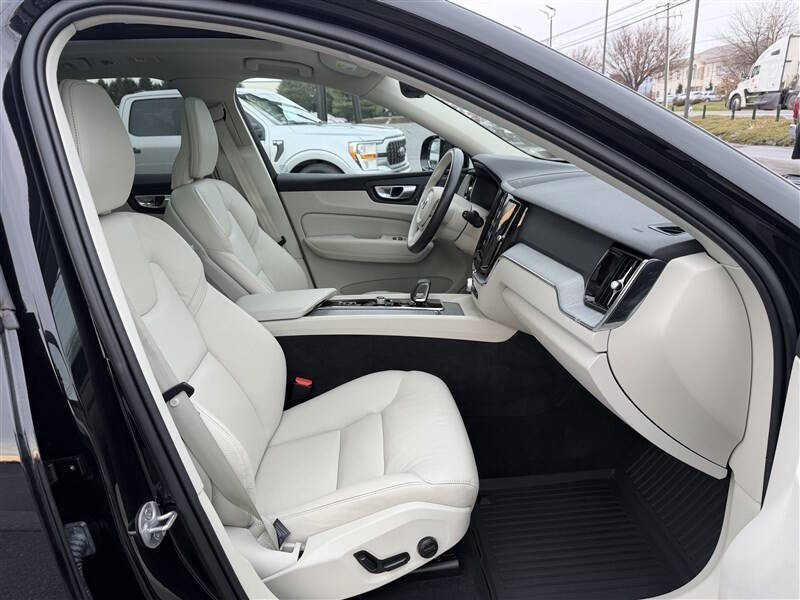 2024 Volvo XC60 B5 Plus Dark Theme