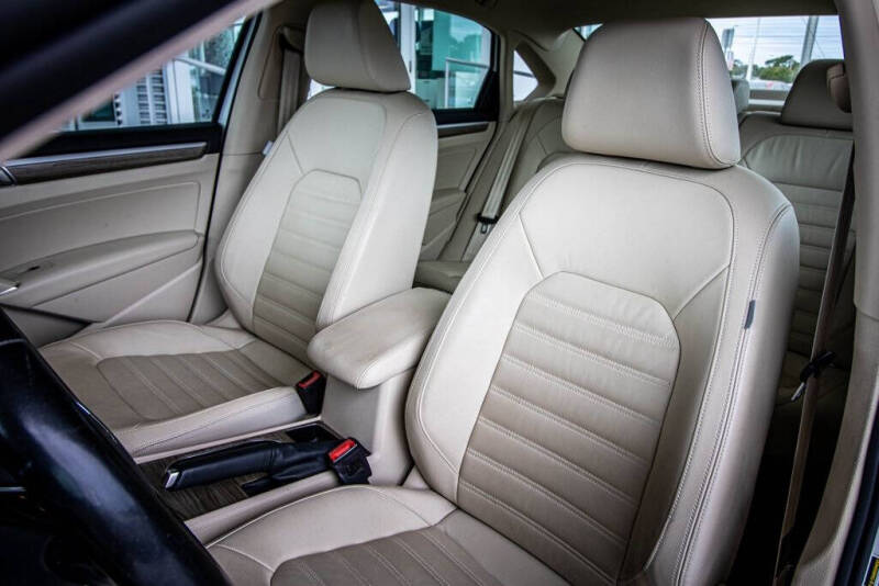 2017 Volkswagen Passat 1.8T SEL Premium