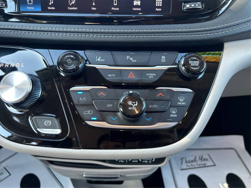 2024 Chrysler Pacifica Plug-In Hybrid Select