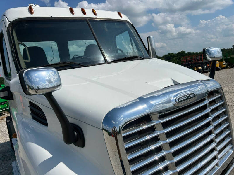 2012 Freightliner Cascadia 113 Semi Truck
