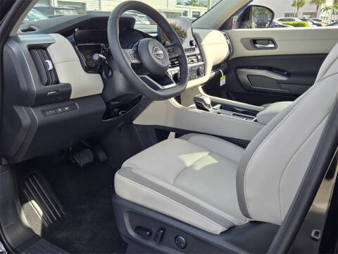 2025 Nissan Pathfinder SL