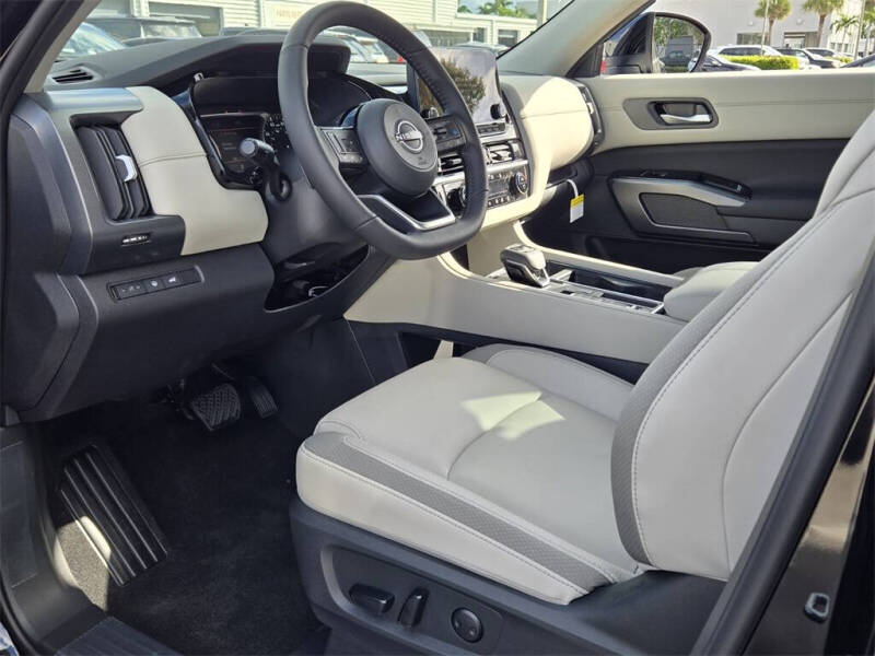 2025 Nissan Pathfinder SL