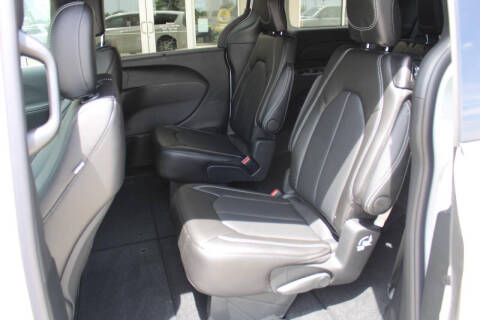 2027 Chrysler Pacifica Select