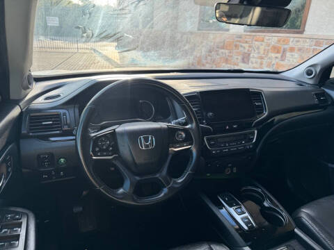 2019 Honda Pilot Touring w/Rear Captain's Chairs