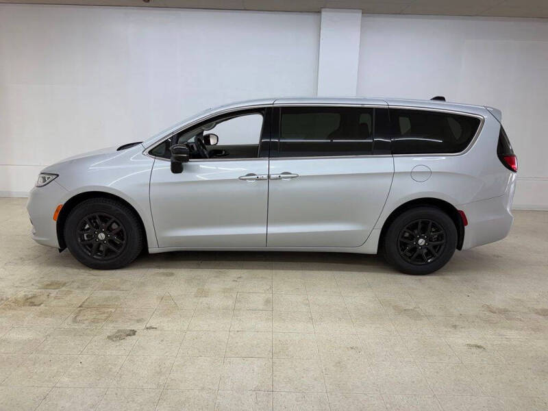 2024 Chrysler Pacifica Touring L - Photo 2