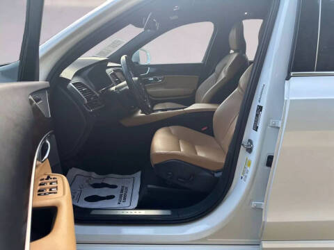 2017 Volvo XC90 T6 Momentum