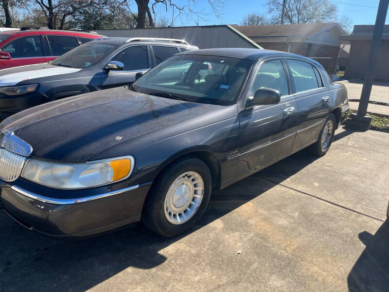 2000 Lincoln Town Car for sale at ARKLATEX AUTO in Texarkana TX