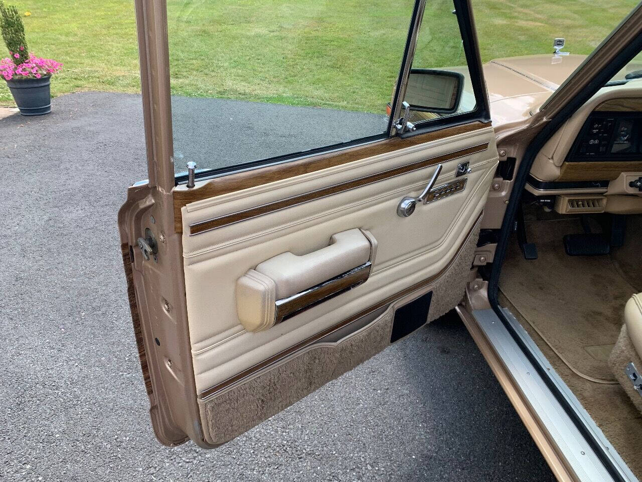1989 Jeep Grand Wagoneer 58