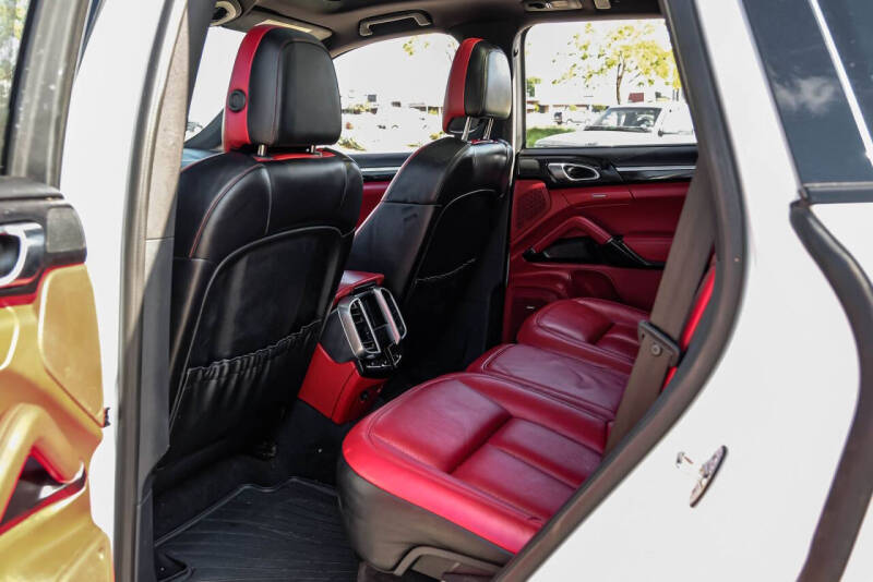2017 Porsche Cayenne Platinum Edition