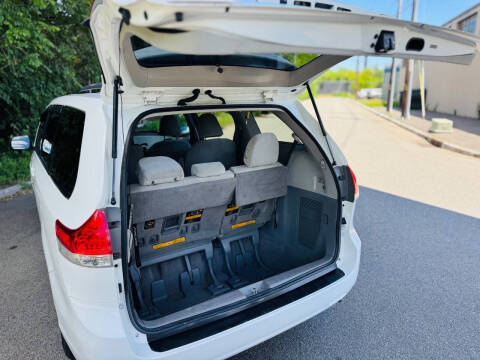 2011 Toyota Sienna LE 8-Passenger