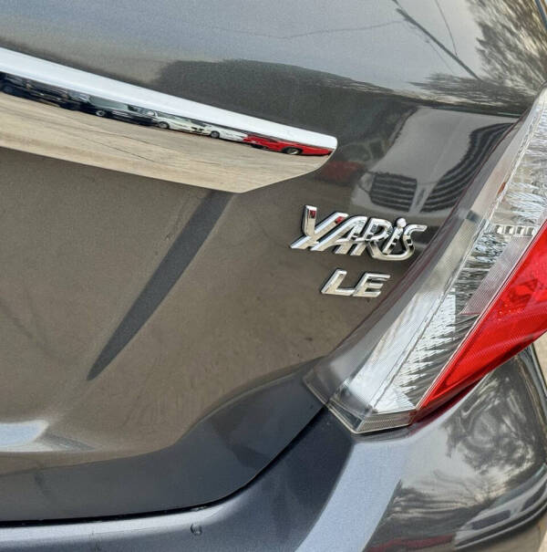 2013 Toyota Yaris 5-Door LE