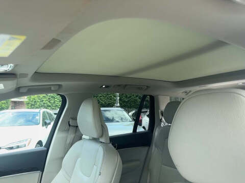 2016 Volvo XC90 T6 Momentum