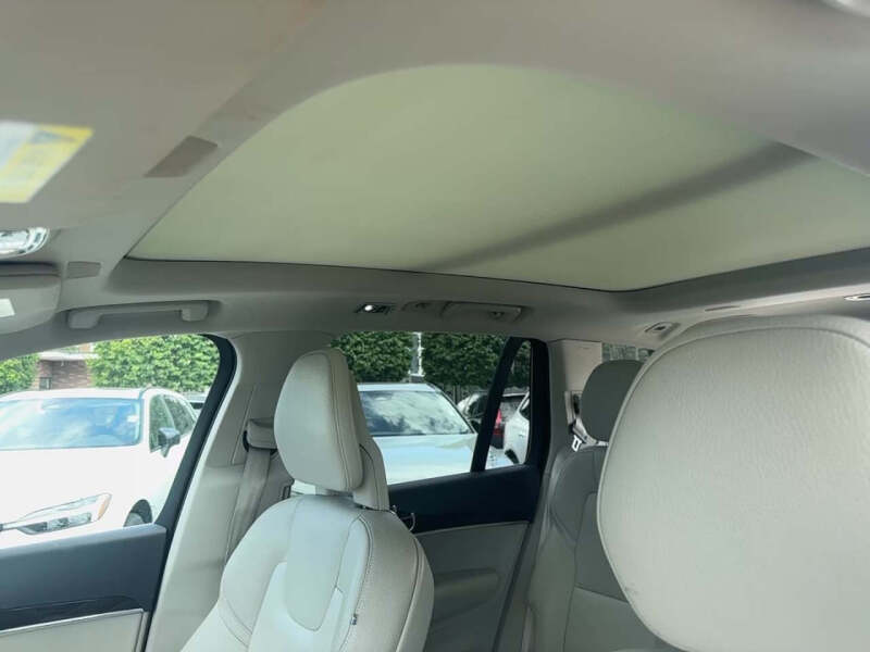 2016 Volvo XC90 T6 Momentum