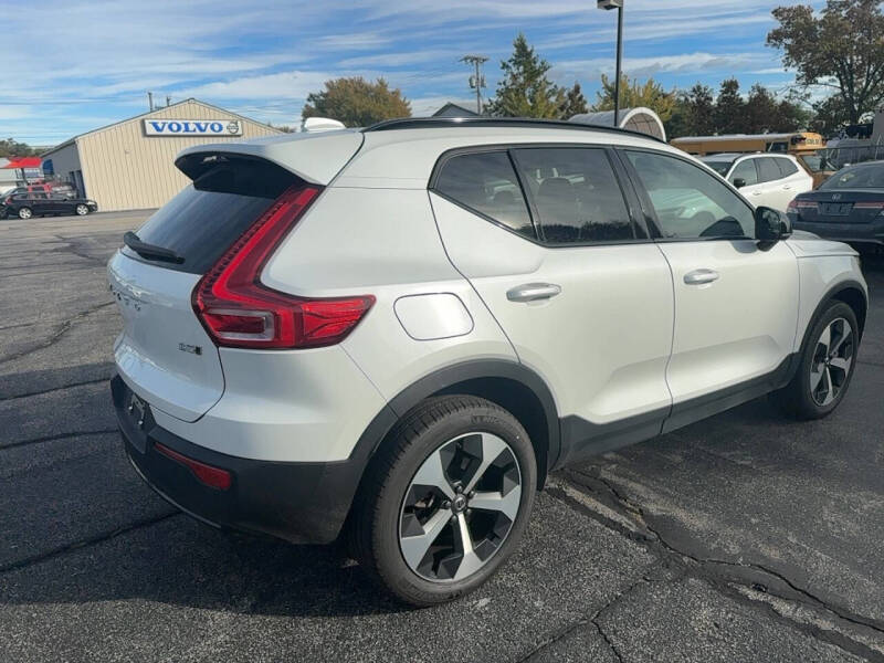2025 Volvo XC40 B5 Plus Dark Theme