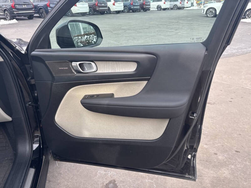 2025 Volvo XC40 B5 Plus Dark Theme