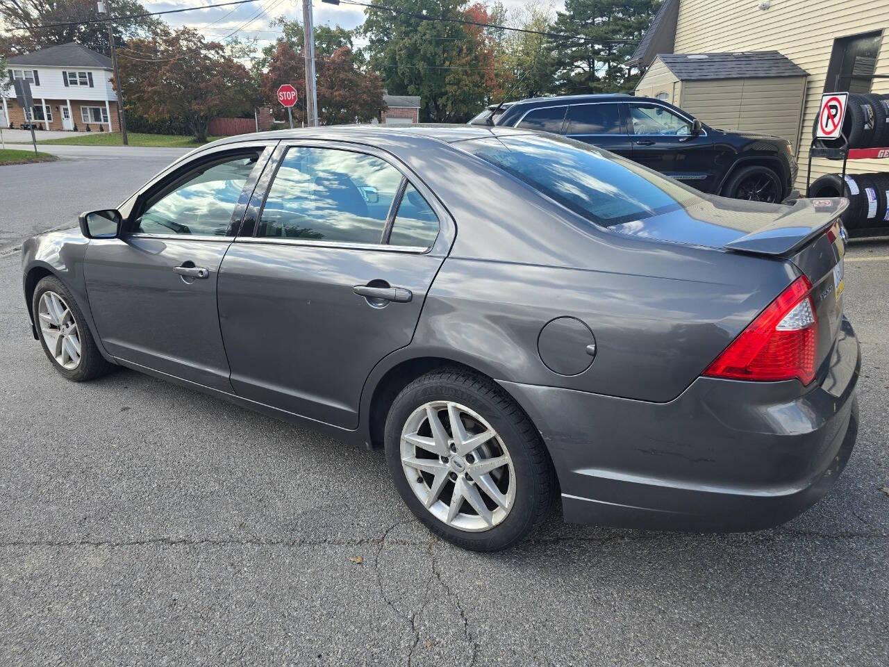 2010 Ford Fusion for sale at QUEENSGATE AUTO SALES in York, PA