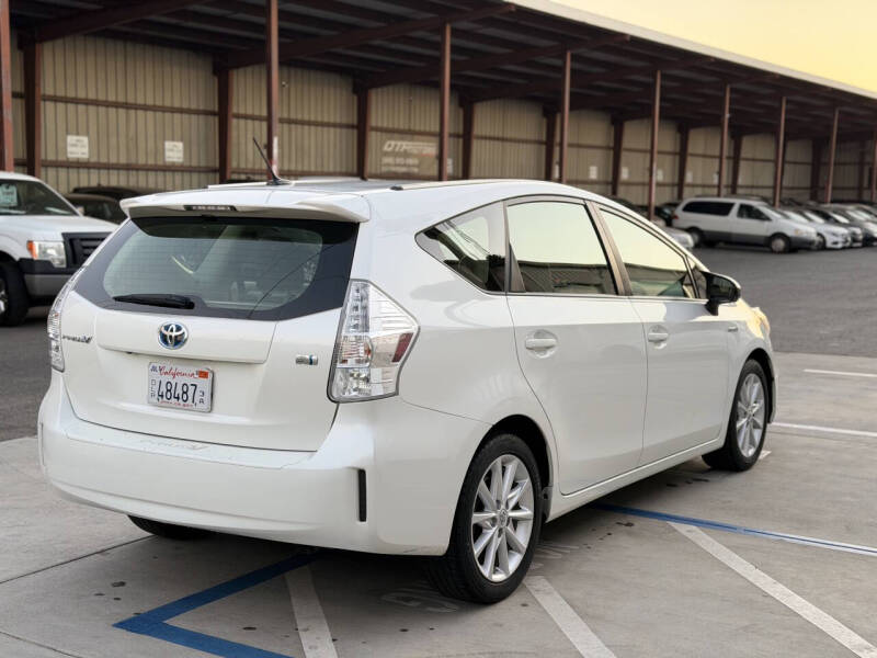 2013 Toyota Prius v Five
