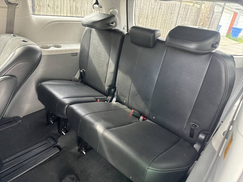 2011 Toyota Sienna SE 8-Passenger