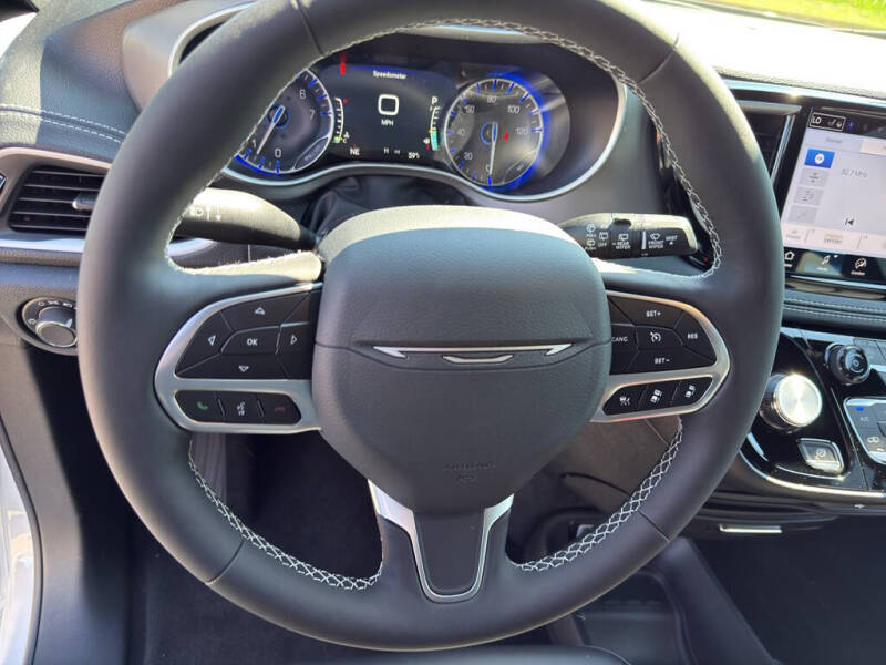 2027 Chrysler Pacifica Select