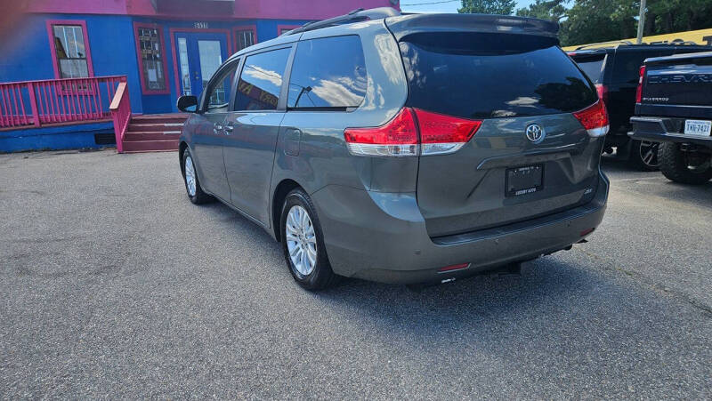 2014 Toyota Sienna XLE 7-Passenger Auto Access Seat