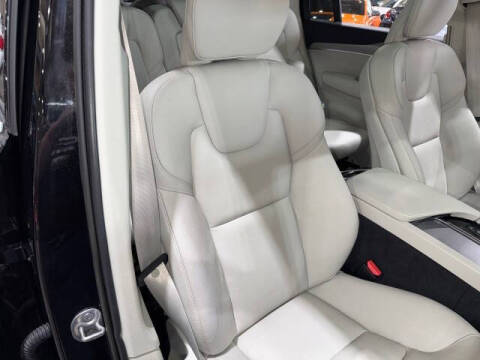 2022 Volvo XC90 T5 Momentum