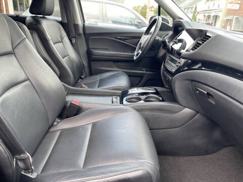 2022 Honda Pilot Touring w/Rear Captain's Chairs