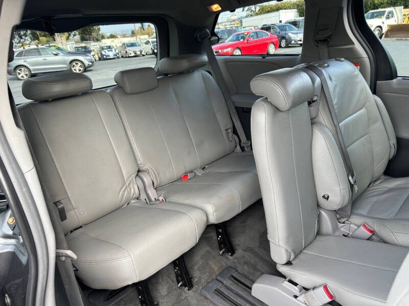 2018 Toyota Sienna LE 7-Passenger Auto Access Seat