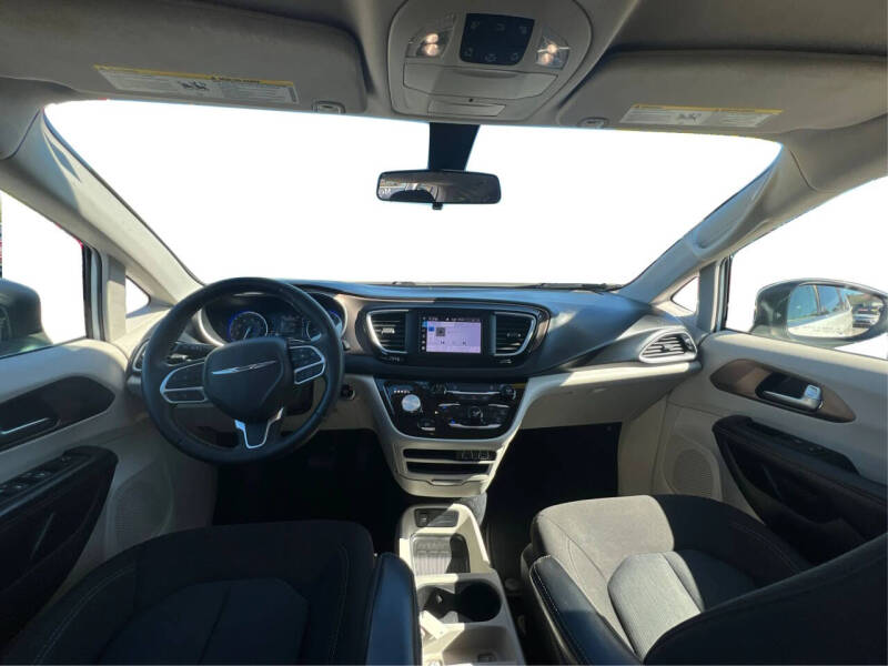 2022 Chrysler Voyager LX