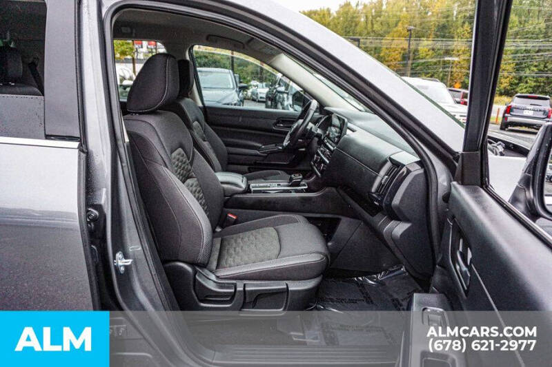 2025 Nissan Pathfinder SV