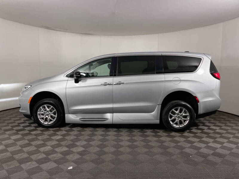 2024 Chrysler Pacifica Touring L photo 27