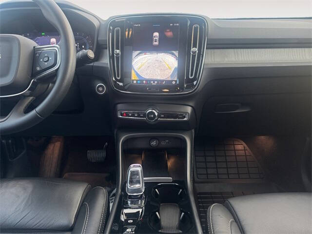 2023 Volvo XC40 B5 Plus Dark Theme