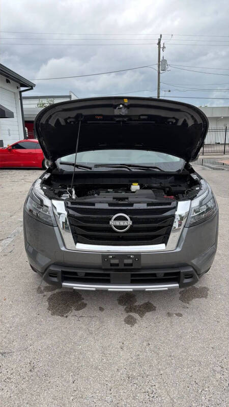 2025 Nissan Pathfinder SL
