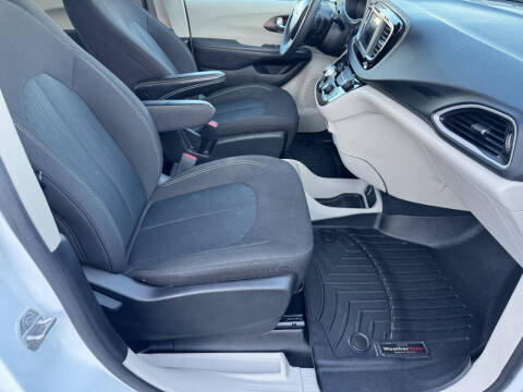 2022 Chrysler Voyager LX