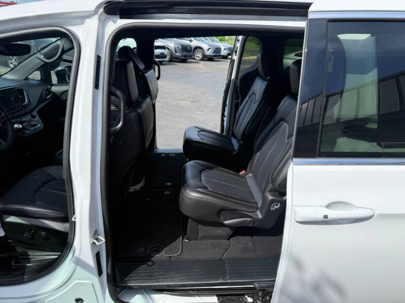 2025 Chrysler Pacifica Select