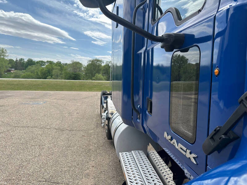 2011 Mack Pinnacle