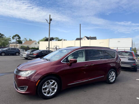2017 Chrysler Pacifica Touring-L