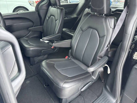 2025 Chrysler Pacifica Select