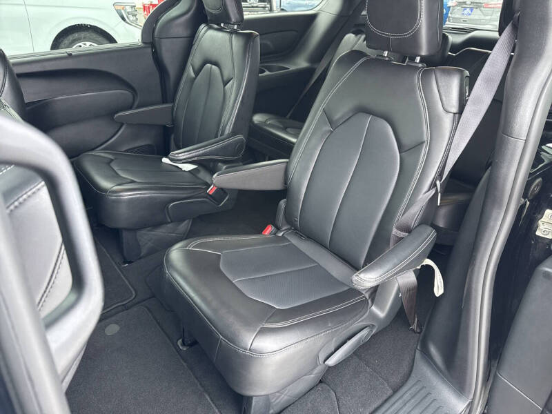 2025 Chrysler Pacifica Select