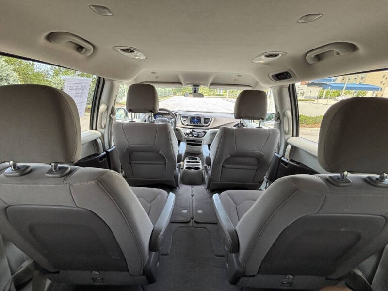 2021 Chrysler Voyager LX