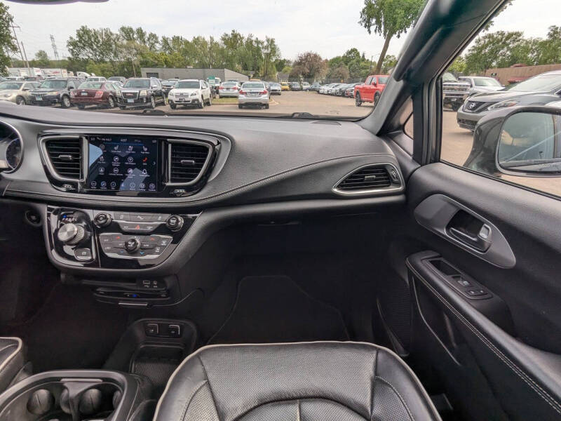 2020 Chrysler Pacifica Limited Red S