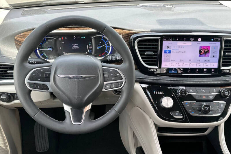 2023 Chrysler Pacifica Plug-In Hybrid Limited