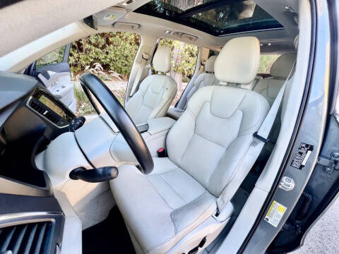 2016 Volvo XC90 T6 Momentum