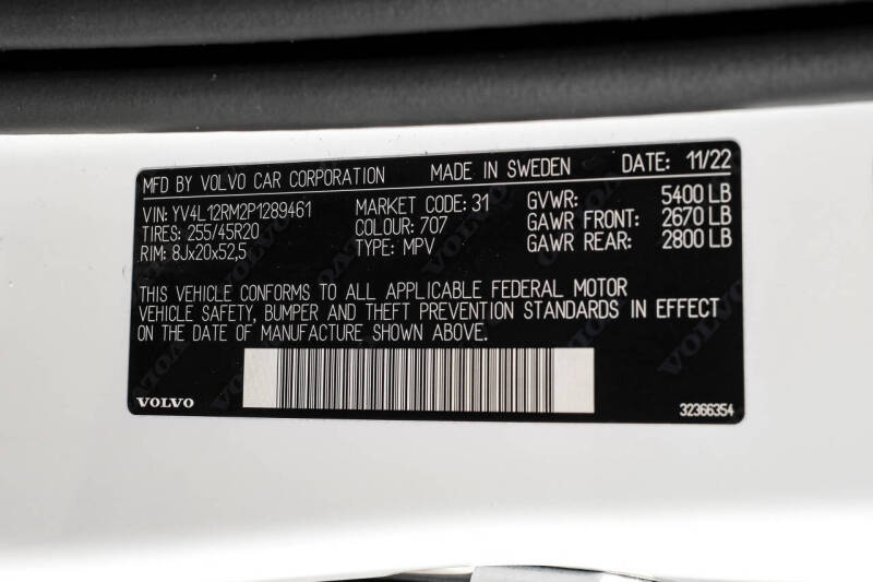 2023 Volvo XC60 B5 Ultimate Dark Theme